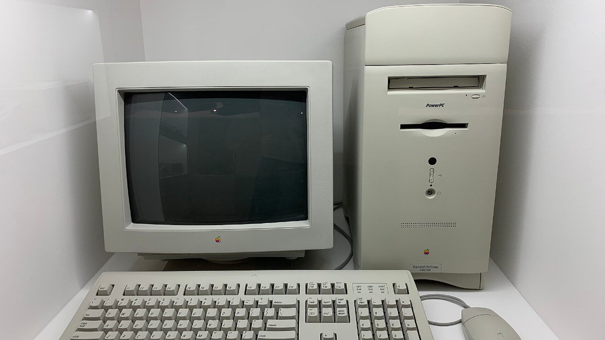 Macintosh Performa 6400, de 1996, com monitor bege, teclado e mouse